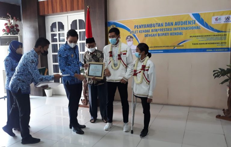 Bupati Kendal Dico M Ganinduto Apresiasi Atlet Berprestasi Dimas dan Tiara