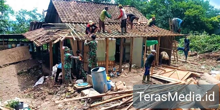 Babinsa 08/Patean Bantu Bangun Rumah Warga
