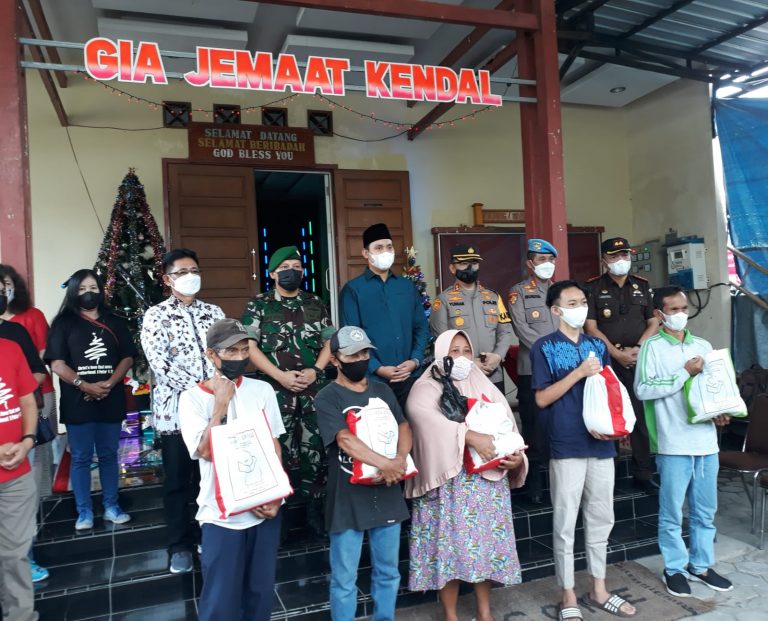 Secara Simbolis Bupati Bagikan Paket Sembako di Gereja Isa Almasih