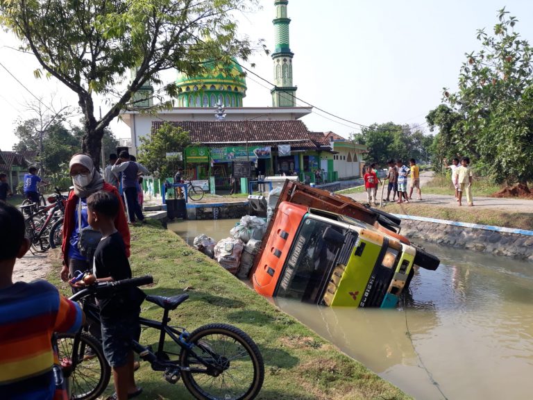 Diduga Orang Stres, Curi Truk Masuk Saluran Irigasi