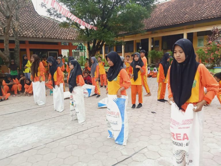 Meriahkan HUT RI Ke-77, SMP N 2 Sambirejo Adakan Jalan Sehat dan Berbagai Macam Lomba