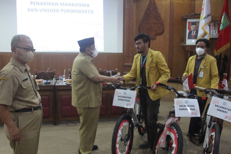 Wakil Bupati Purbalingga Berikan Hadiah 3 Buah Sepeda Ontel kepada Mahasiswa KKN Unsoed