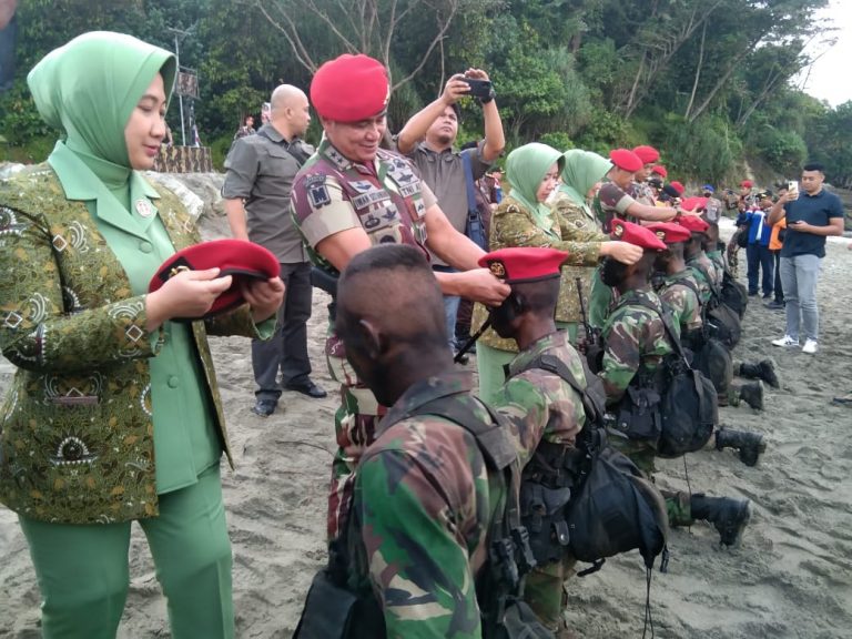 Pendidikan Komando 106 Ditutup, 149 Prajurit Resmi Memakai Baret dan Brevet Kopassus