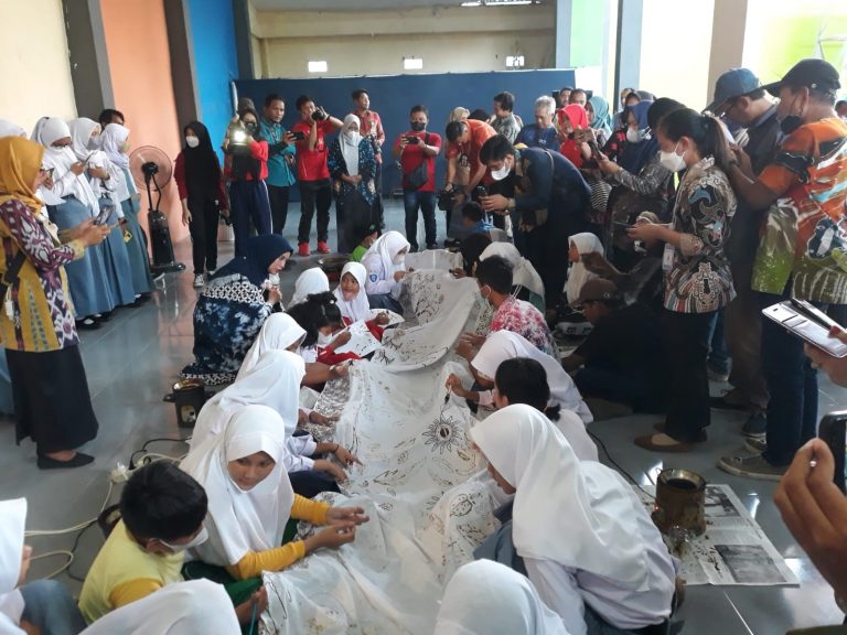 Wynne Frederica:Membatik Butuh Konsentrasi Tinggi dan Kesabaran