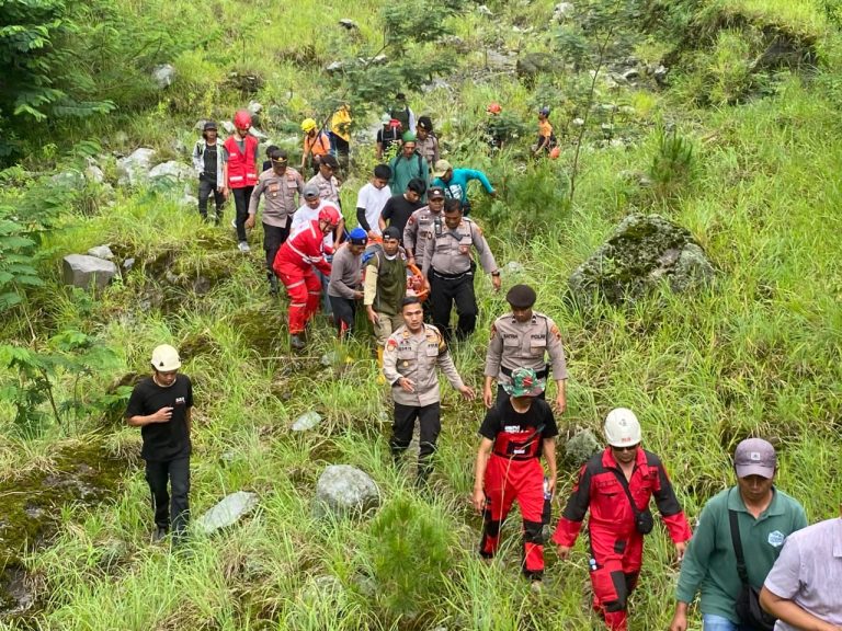 Tim Anggota Polres Klaten Evakuasi Mahasiswa yang Terperosok di Jurang Gunung Merapi